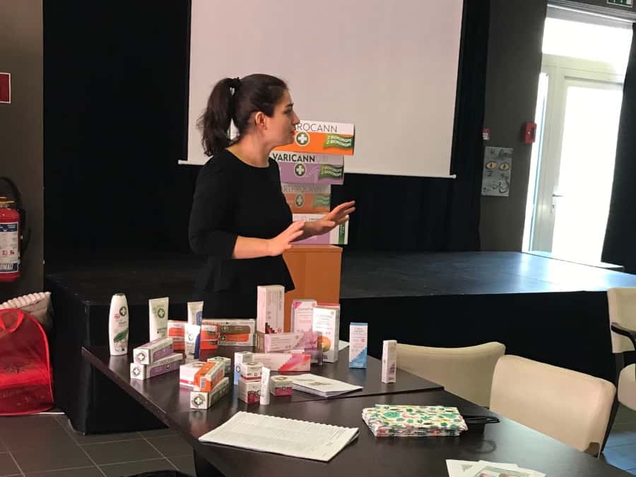 Conseils d'experts de Biobey sur les certificats et l'efficacité des produits de soins naturels lors d'un atelier animé par Amelia.