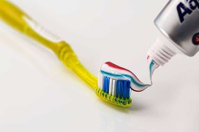 dangers du dentifrice fluor et chemiques